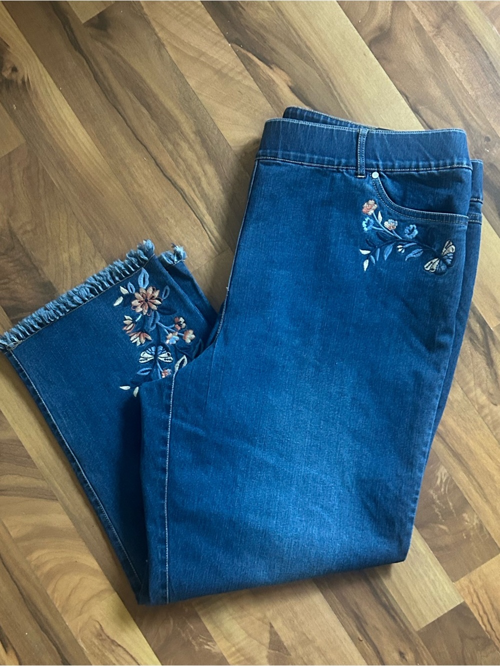Alfred Dunner Blue Pull-On Crop Capris Jeans Plus 18 Floral Embroidery - Picture 11 of 11